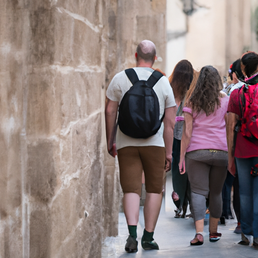 קבוצת תיירים חוקרת את העיר העתיקה בירושלים ברגל